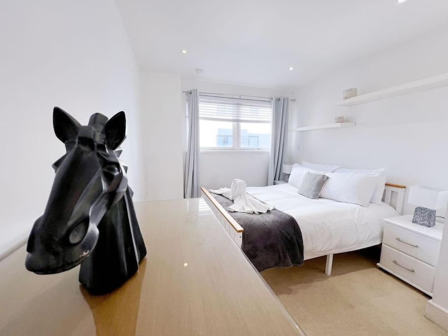 Stylish Seaview One-Bedroom Apt Суонси Экстерьер фото