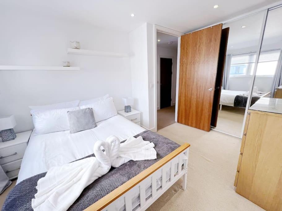 Stylish Seaview One-Bedroom Apt Суонси Экстерьер фото