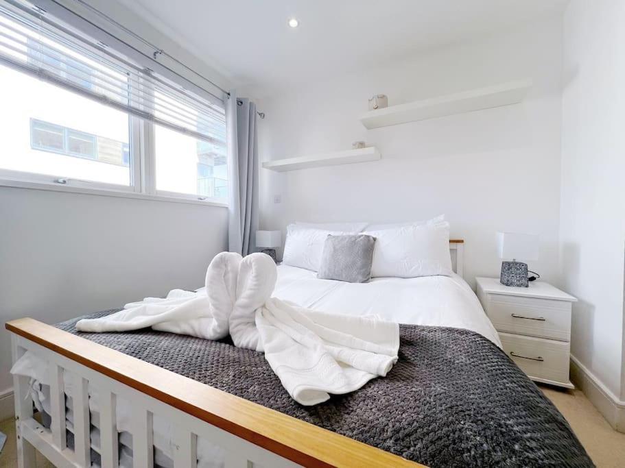 Stylish Seaview One-Bedroom Apt Суонси Экстерьер фото