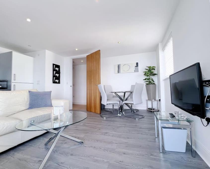 Stylish Seaview One-Bedroom Apt Суонси Экстерьер фото
