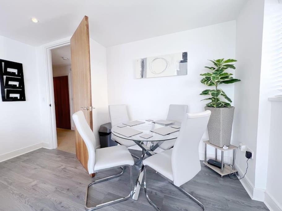 Stylish Seaview One-Bedroom Apt Суонси Экстерьер фото