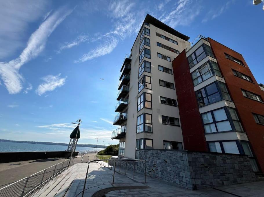 Stylish Seaview One-Bedroom Apt Суонси Экстерьер фото