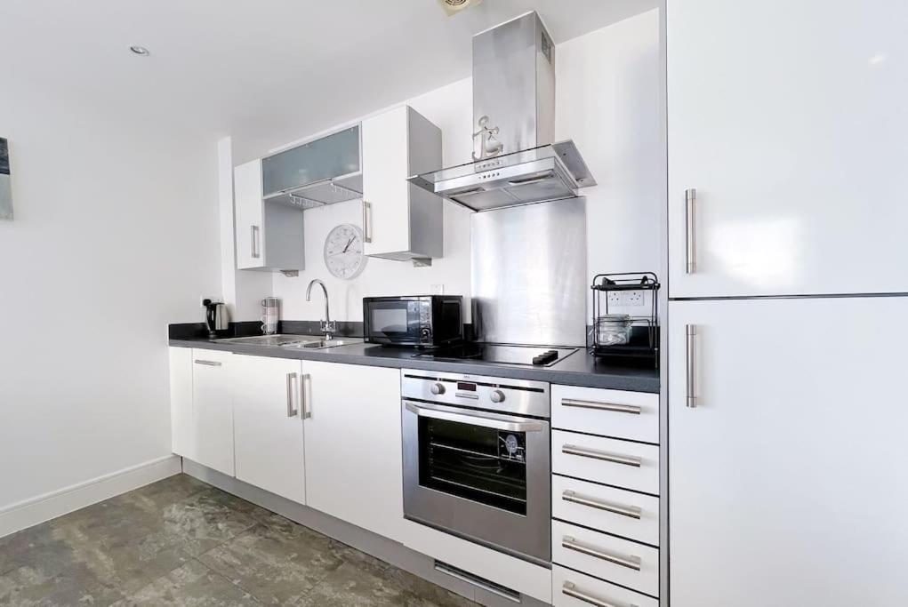 Stylish Seaview One-Bedroom Apt Суонси Экстерьер фото