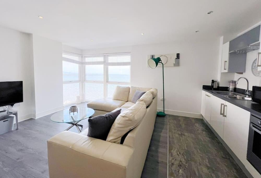 Stylish Seaview One-Bedroom Apt Суонси Экстерьер фото