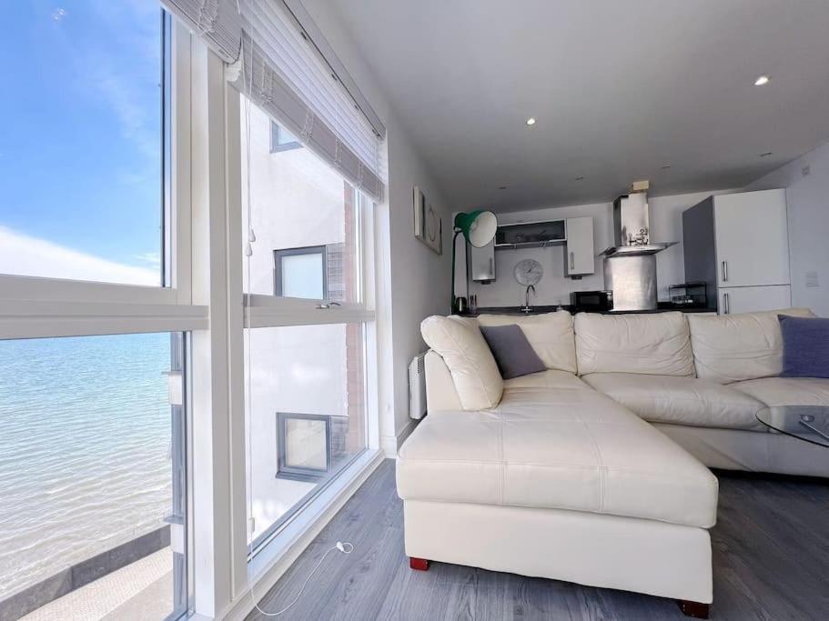 Stylish Seaview One-Bedroom Apt Суонси Экстерьер фото
