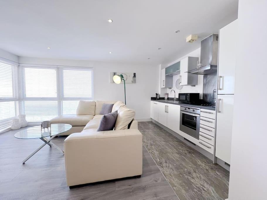 Stylish Seaview One-Bedroom Apt Суонси Экстерьер фото